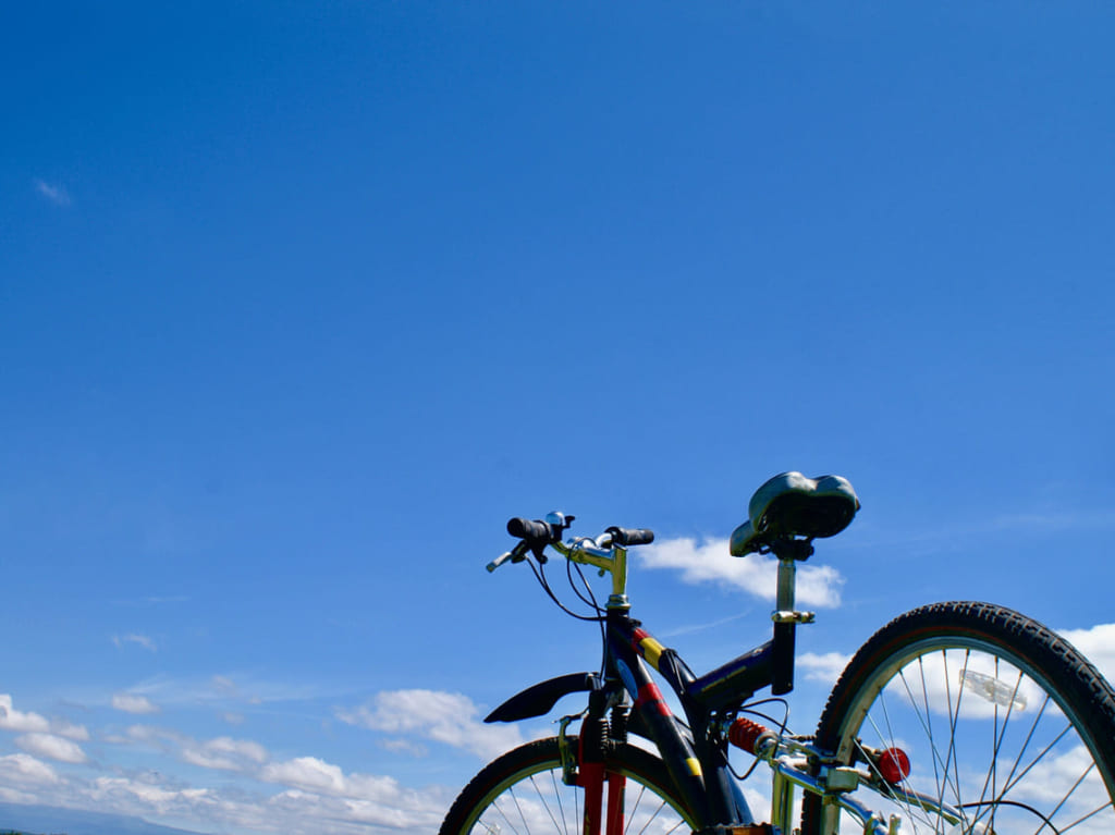 夏空と自転車